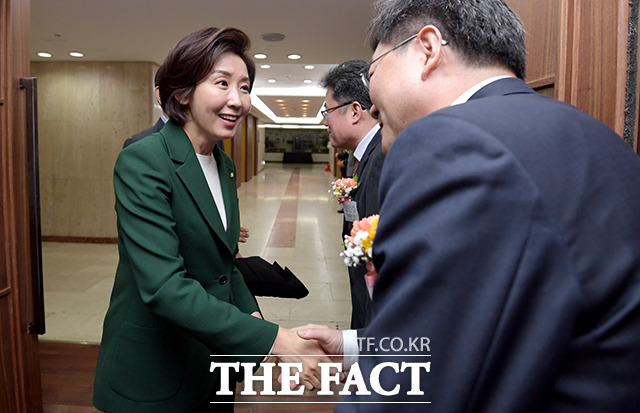 관훈클럽 기념식에 참석한 나경원 자유한국당 원내대표(왼쪽)