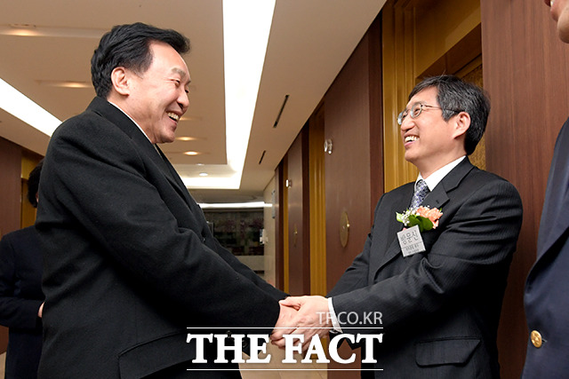 약 5분 후 등장한 손학규 바른미래당 대표(왼쪽)