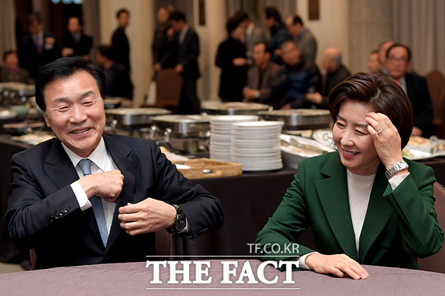 예고없는 자리 배치에 민망한 두 사람