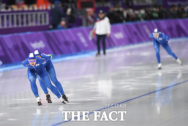 '논란의 왕따(?) 주행'. 2018 평창동계올림픽 스피드스케이팅 여자 팀추월 준준결승전에서 김보름(왼쪽), 박지우(가운데)가 앞서 주행하고 있는 가운데 노선영이 뒤쳐져 빙판을 달리고 있다. 김보름은 11일 당시 상황을 설명하며 오히려 피해자라고 주장했다./강릉=임영무 기자