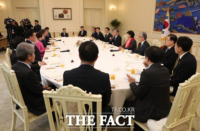 문재인 대통령이 11일 청와대 본관에서 홍영표 원내대표 등 민주당 원내대표단과 오찬에 앞서 대화를 나누고 있다. /뉴시스