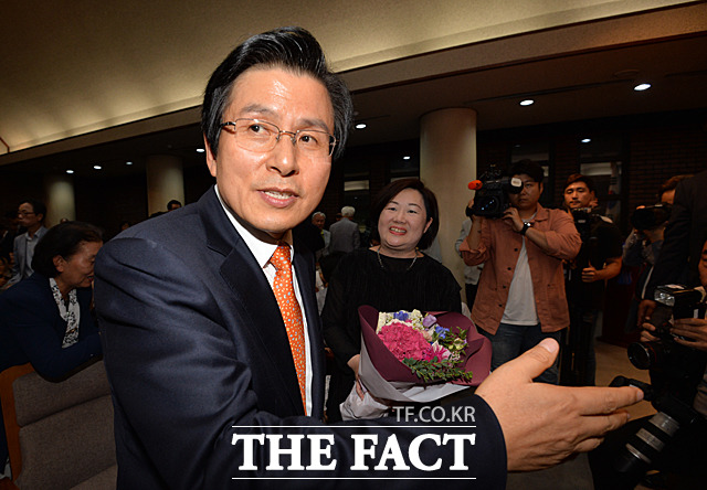 황교안 전 국무총리가 조만간 한국당에 입당한 뒤 2월 전당대회에 출마할 의사를 밝힌 것으로 전해졌다. 사진은 지난해 9월 본인 수필집 출판기념회에 참석한 황 전 총리 모습. /문병희 기자