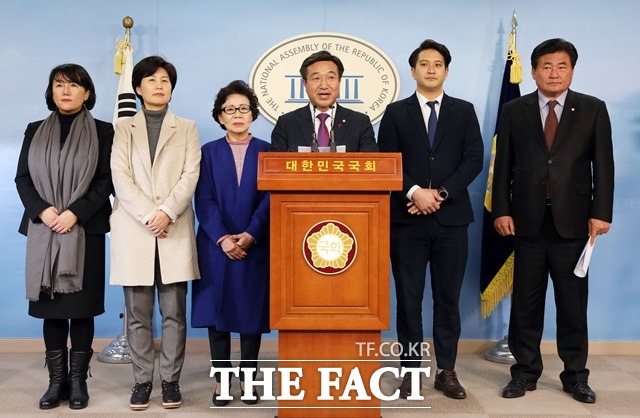 윤호중 민주당 당원자격심사위원장을 비롯한 심사위원들이 13일 국회 정론관에서 무소속 손금주, 이용호 의원에 대한 입·복당 불허 기자회견을 하고 있다. 사진은 왼쪽부터 이재정, 백혜련, 장복심 위원, 윤호중 위원장, 전용기 위원, 소병훈 부위원장. /뉴시스