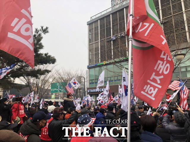 14일 이수역 앞 나경원 자유한국당 원내대표 자택 앞 태극기집회를 두고 주변을 지나는 시민들은 "시끄럽다"는 반응과 "할 만 하다"는 반응으로 나뉘었다. /문혜현 기자