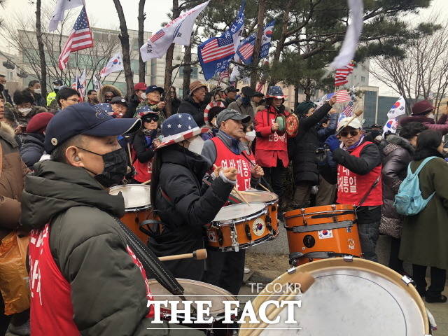 14일 이수역 인근 나경원 자유한국당 원내대표 자택 앞 태극기집회에 참가한 사람들은 북과 심벌즈를 울렸다. /문혜현 기자