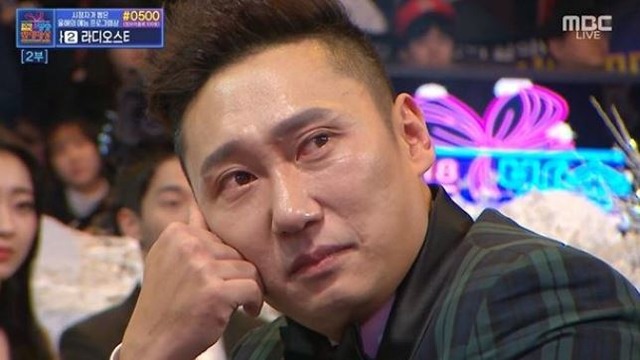 매니저의 이름이 인기상 수상자로 호명되자 눈시울을 붉히는 이승윤. /MBC 방송캡처