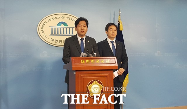 무소속 손금주(전남 나주·화순), 이용호(전북 남원·임실·순창) 의원이 더불어민주당 입·복당을 신청했지만 거절당했다. 현역 의원들이 동시에 입·복당을 신청하고, 당이 이를 거부하는 것은 이례적이다. 사진은 지난달 28일 두 의원이 국회에서 민주당행에 대한 기자회견을 하고 있는 모습. /허주열 기자