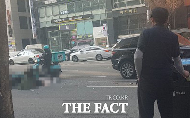 지난 10일 서울 강남구 지하철 2호선 선릉역 테헤란로에서 오토바이 배달원과 SUV 차량이 충돌하는 사고가 발생했다. 오토바이 운전자(모자이크)가 사고로 도로위에 쓰러져 있다. /장병문 기자