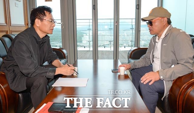 김흥국은 그동안 A씨가 의도를 갖고 자신한테 악의적으로 '미투굴레'를 씌웠다고 주장해왔다. 사진은 지난해 인터뷰 당시. /이세정 기자