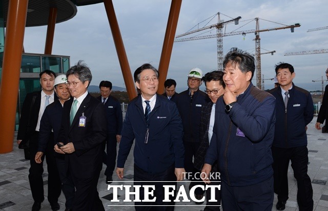 성윤모 산업통상자원부 장관이 지난달 3일 울산 울주군 신고리 5·6호기 원전 건설 현장을 점검하고 있는 모습. /산업통상자원부 제공