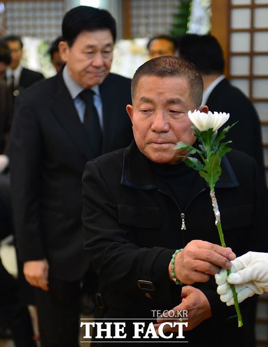 이상용의 방송퇴출에는 당시 청와대 비선 실세가 개입돼 있다는 의혹이 나돌았다. 사진은 지난 2015년 김영삼 전 대통령 빈소 조문 당시 서울대병원 장례식장. /사진공동취재단