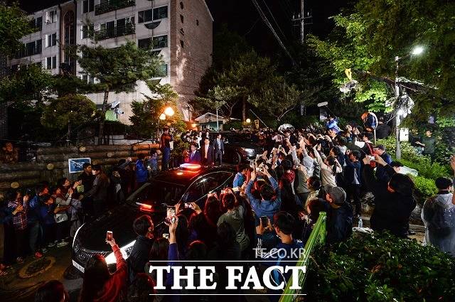 청와대는 21일 김정숙 여사 명의의 홍은동 사저를 손혜원 의원의 전 보좌관이 사들였다는 주장에 대해 "대응할 가치가 없는 주장"이라며 일축했다. 사진은 문재인 대통령 내외 서울 서대문구 홍은동 사저. /임세준 기자