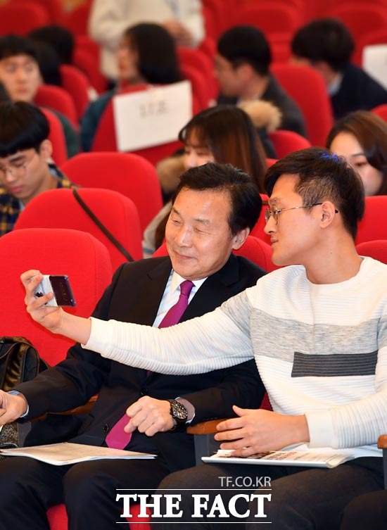 바른미래당은 당 차원에서 청년들을 적극 지원하고 있다. 손학규 바른미래당 대표가 지난 15일 부산시청 대강당에서 열린 '대학생 리더십 아카데미'에 참석, 강연에 앞서 참가 대학생과 기념사진을 찍고 있다. /뉴시스