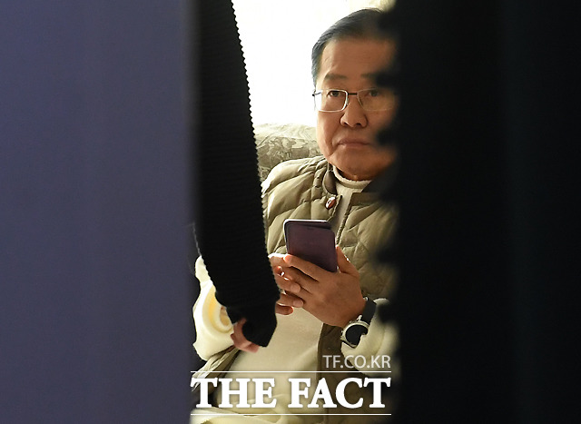 지난 18일 홍대 인근 스튜디오에서 TV홍카콜라 1000만 조회 기념 촬영 전 대기하고 있는 홍준표 전 대표. /이새롬 기자