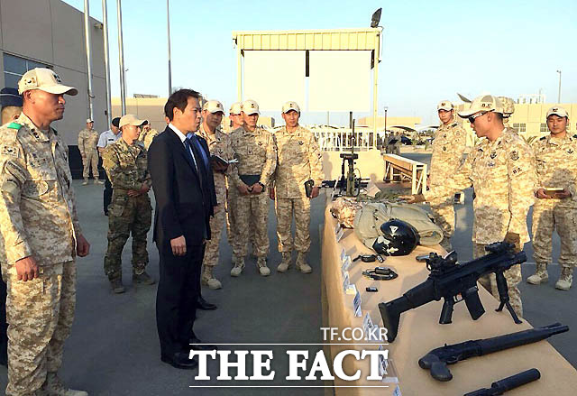 임종석 아랍에미리트연합(UAE) 특임 외교특별보좌관은 UAE와 인연이 깊다. 사진은 2017년 12월 UAE 아크부대 방문한 임종석 당시 대통령비서실장. / 청와대 제공