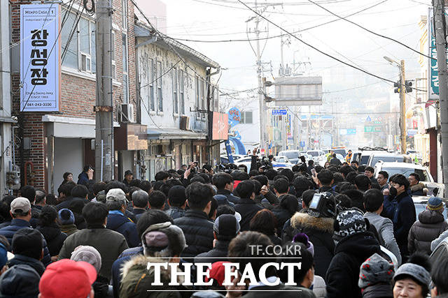 떠나는 손혜원 의원과 뒤따르는 인파. 왼쪽엔 손 의원이 일제강점기 시대 건물을 매입, 리모델링해 현재는 게스트하우스로 운영되는 '창성장' 간판이 보인다. /남용희 기자