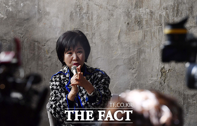 손혜원은 기자간담회 초반 다소 신경질적인 태도로 취재진 질의에 날을 세웠다. /남용희 기자