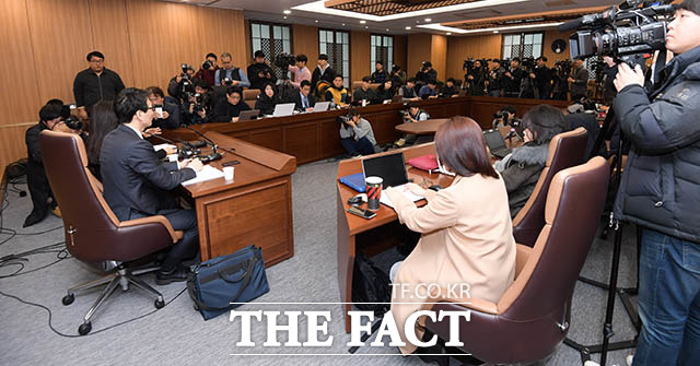 서 검사는 재판 과정에서의 심적 고통 탓에 건강이 악화된 상황이라고 전했다. 서기호 변호사가 서 검사가 입장하기에 앞서 사건 경과를 설명하고 있는 모습. /김세정 기자