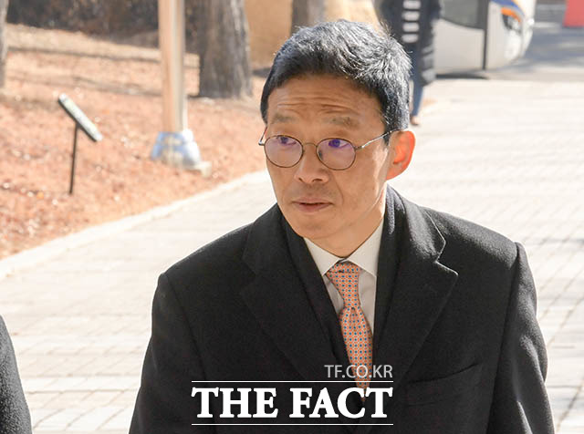 서 검사는 "검찰의 양승태가 바로 안태근였다"며 검찰 개혁의 필요성을 제기했다. 안 전 검사장이 지난 23일 오후 서울 서초구 서울중앙지방법원에서 열린 선고 공판에 출석하는 모습. /김세정 기자