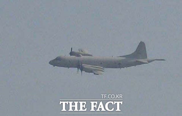 23일 오후 2시3분께 이어도 서남방 131㎞ 떨어진 공해상에서 정상적인 작전 활동을 펼치던 해군 구축함 대조영함을 향해 일본 P-3 초계기가 540m까지 접근, 해수면에서 60~70m 높이로 초저고도 비행을 하고 있다. /뉴시스