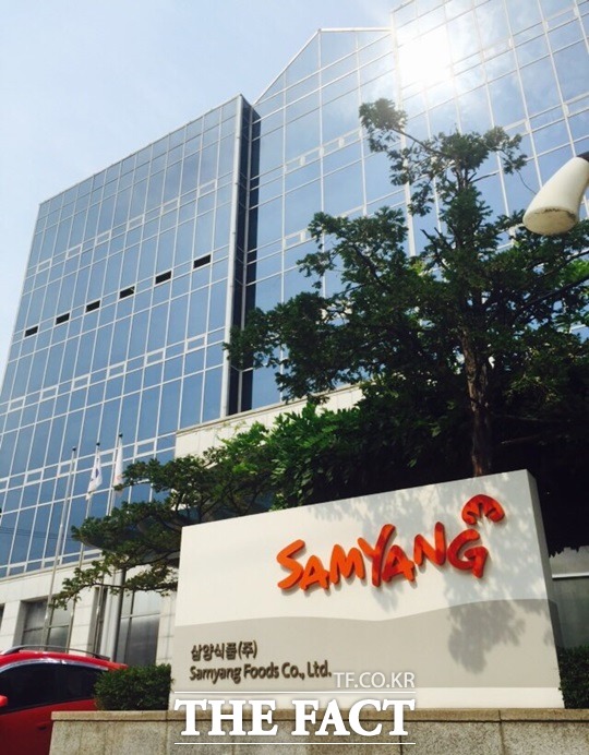 '불닭볶음면'의 인기로 고공행진을 이어가던 삼양식품은 전인장 회장의 구속으로 사상 초유의 경영 공백 사태를 맞게 됐다. /더팩트 DB