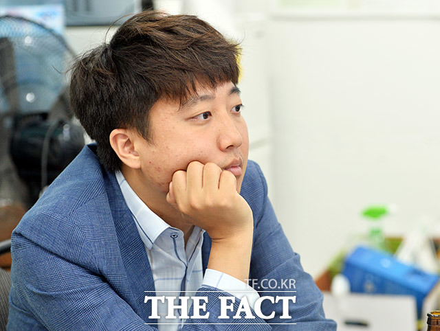 이준석 바른미래당 최고위원은 국회 내 유튜브 열풍이 곧 가라앉을 것이라 예측했다. 이 위원이 지난해 6월 자신의 사무실에 앉아 고심하는 모습. /이동률 기자