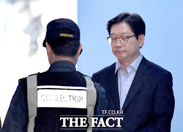 김경수 경남도지사가 30일 오후 서울 서초구 서울중앙지방법원에서 '드루킹'과 댓글 조작을 공모한 혐의로 징역 2년의 실형을 선고 받은 후 호송차에 오르고 있다./남윤호 기자