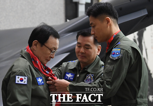 이해찬 더불어민주당 대표(왼쪽)가 31일 오전 경기도 오산 공군작전사령부에 방문해 공군의 '빨간 마후라'를 착용하고 있다. /오산=이새롬 기자