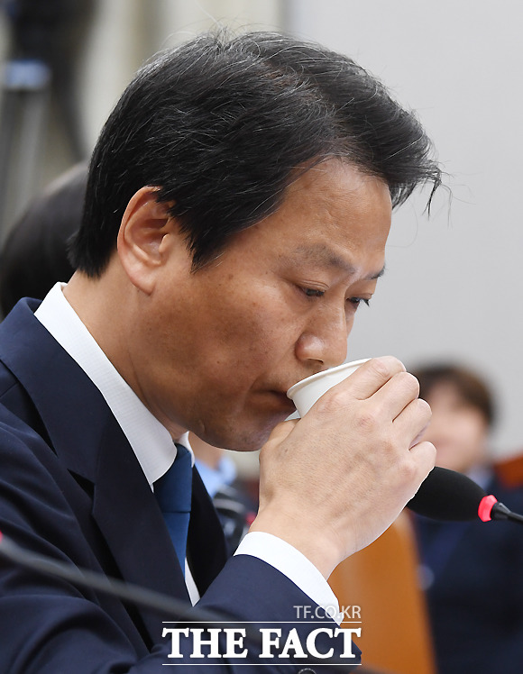 드루킹과 댓글 조작을 공모한 혐의로 법정 구속된 김경수 경남도지사의 1심 판결과 관련해 임종석 전 대통령비서실장은 "경수야! 이럴 땐 정치를 한다는 게 죽도록 싫다"면서 "사람 김경수를 좋아하고 믿는다"고 밝혔다. /더팩트DB