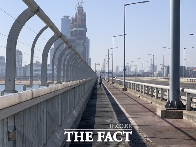 <더팩트> 취재진은 지난달 28일 서울 마포대교를 직접 걸으며 '자살 명소'라는 오명과 서울시의 대안을 살폈다. 마포대교 전경. /마포=임현경 기자