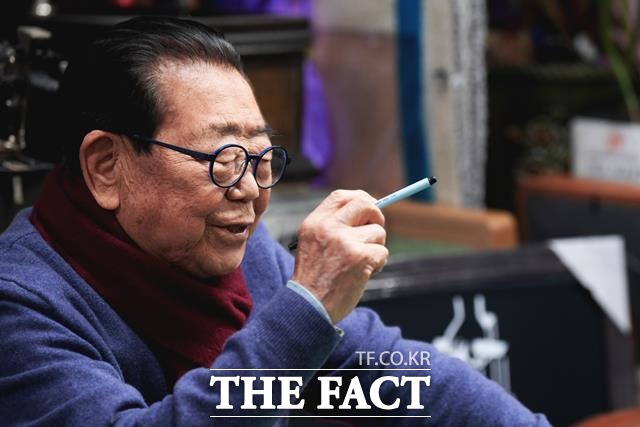 송해는 "아내가 먼저 떠났어도 바쁘게 움직이다보니 외롭거나 슬프지 않다"면서 "다만 대중문화계 선후배 간 끈끈한 유대감이 사라지고 있다는 게 슬프다"고 아쉬움을 토로했다. /이선화 기자