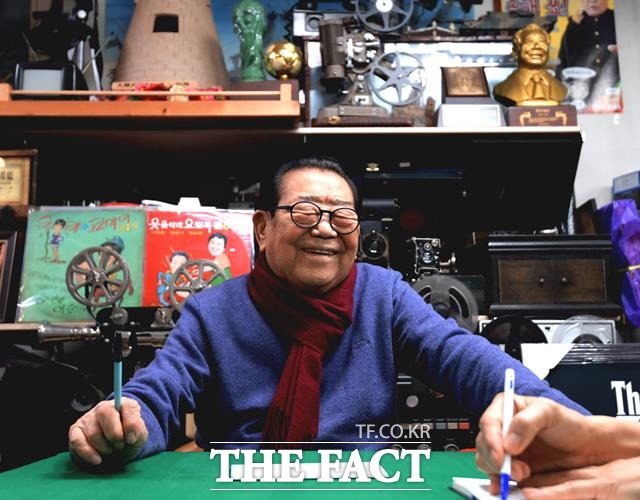 "건강만 받쳐주면 무대를 떠날 생각이 없어요." 송해는 여전히 왕성한 기력으로 '전국노래자랑' MC를 맡고 있다. 이날 인터뷰에서도 그는 시종 쩌렁쩌렁한 목소리로 응했다. /이선화 기자