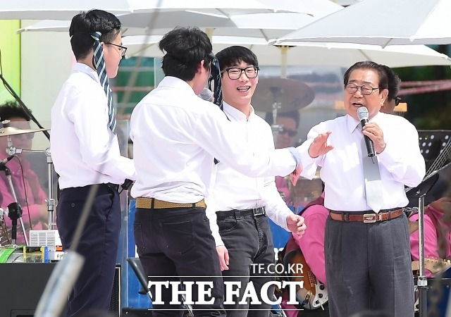 송해는 환갑 넘어 마이크를 잡고 무려 33년째 국민가요프로그램을 진행중이다. 그는 "건강이 허락하면 100살까지는 거뜬하다"며 노익장을 과시한다. /배정한 기자