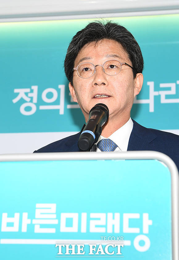 유승민 바른미래당 전 대표는 4일 SNS를 통해 경제, 안보의 불안함을 언급하며 "정치의 책임이 더 무겁게 느껴진다"고 했다. /배정한 기자