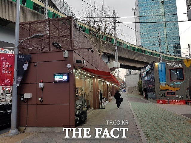 한 수제화 상점 직원 조모 씨는 "문재인 대통령이 다녀간 이후 반짝 특수가 있었지만, 실제 구매로 이어진 것은 손으로 꼽을 정도"라며 "인건비를 버는 수준"이라고 말했다. 성수동 수제화 거리.