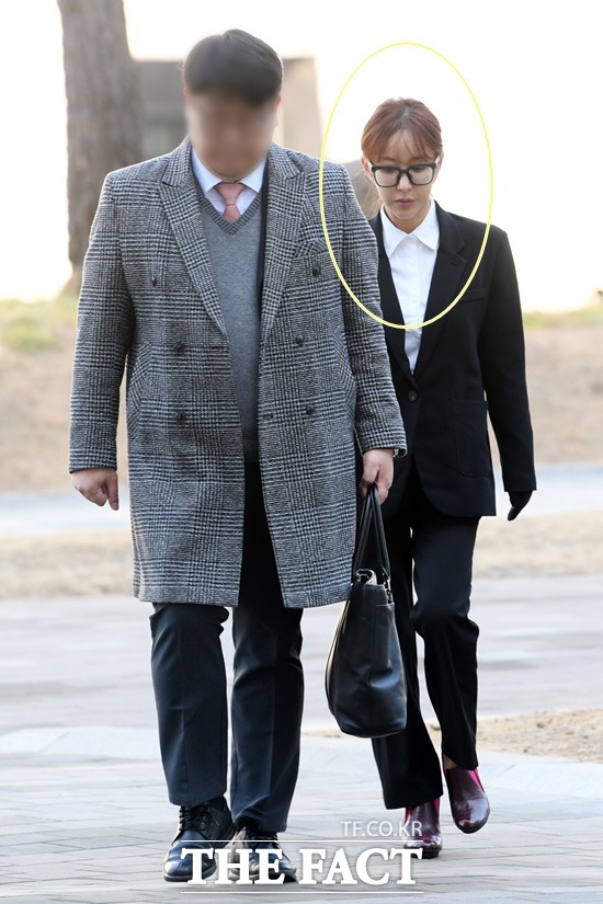 국외 상습도박 혐의를 받고 있는 걸그룹 S.E.S 출신 슈(유수영)가 지난달 24일 서울 송파구 서울동부지방법원에서 열린 첫 공판기일에 출석하고 있다. /남용희 기자