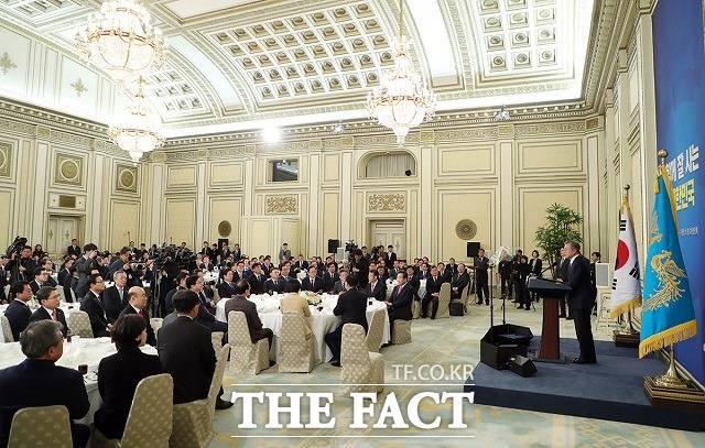 문재인 대통령이 8일 오후 청와대 영빈관에서 열린 전국 시장·군수·구청장 초청 오찬간담회에서 인사말을 하고 있다. /청와대 제공