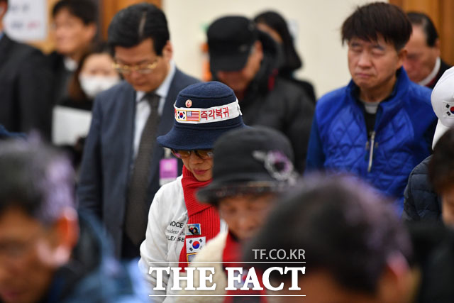 묵념하는 박근혜 전 대통령 지지자