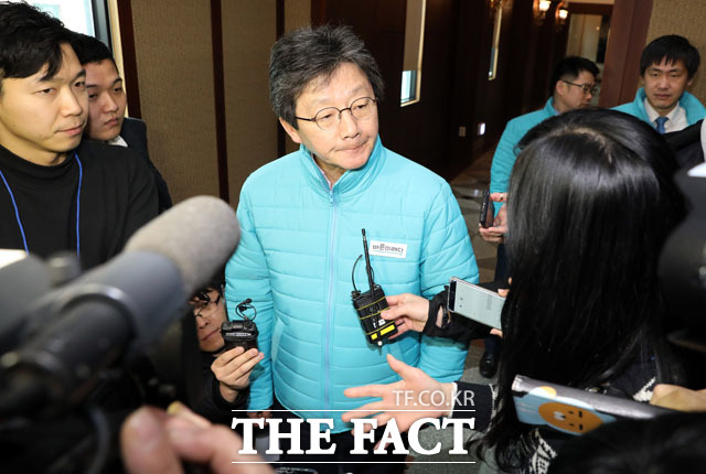 8일 경기도 양평에서 바른미래당 2019년 의원 연찬회가 열린 가운데 유승민 전 대표에게 모든 관심이 쏠렸다. 연찬회에 참석해 취재진의 질문에 답변하고 있는 유 전 대표의 모습. /뉴시스