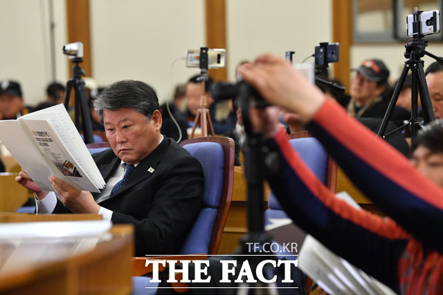 토론문 확인하는 조원진 대표