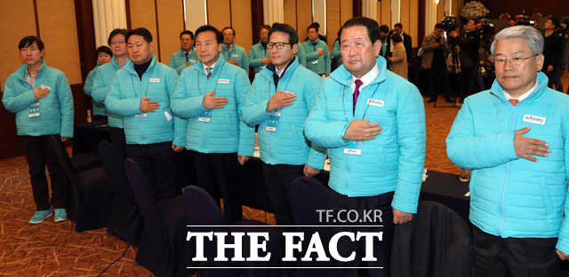 8일 오후 경기도 양평에서 열린 바른미래당 2019년 의원 연찬회에서 손학규 대표를 비롯한 의원들이 국민의례를 하고 있다. /뉴시스