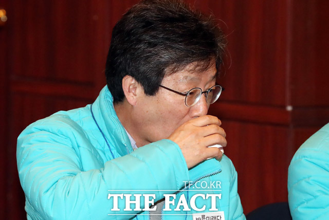 8일 오후 경기도 양평에서 열린 바른미래당 2019년 의원 연찬회에서 유승민 전 대표가 물을 마시고 있는 모습. /뉴시스
