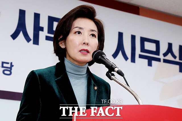 당 의원들의 공청회 파문이 확산하자 나경원 한국당 원내대표가는 9일 "일부 의원들의 발언은 당의 공식 입장이 아니며 한국당은 5.18 광주민주화운동이 민주주의 발전에 기여한 역사적 가치와 의미를 높이 평가한다"고 진화에 나섰다. /이덕인 기자