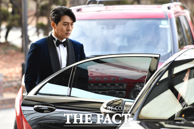 그윽한 눈빛이 향한 그곳은...
