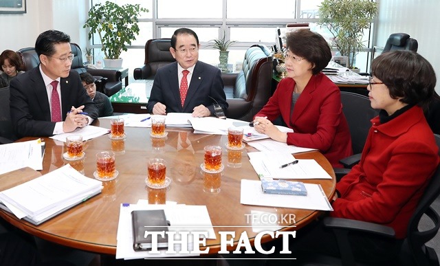 지난 7일 국회 의원회관에서 열린 여야 윤리특별위원회 간사 회동에 참석한 (오른쪽부터) 권미혁 민주당, 김승희 한국당 간사, 박명재 윤리특위 위원장, 이태규 바른미래당 간사가 윤리특위에 회부된 목포 부동산 투기 의혹 등에 휩싸인 손혜원 무소속 의원과 재판 청탁 의혹이 제기된 서영교 민주당 의원 등의 징계안 처리에 대해 논의하는 모습. /뉴시스