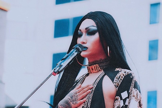 쿠시아는 드랙에 대한 고정관념을 넘어 다양한 모습을 보여주는 게 중요하다고 말했다. 쿠시아가 지난해 10월 부산퀴어문화축제에서 공연하는 모습. /쿠시아 디아멍 SNS