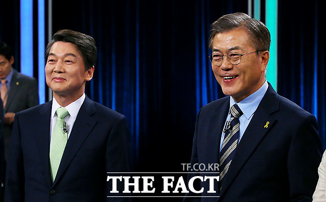 2017년 '대선후보 초청 토론회'에서 '갑철수'와 'MB아바타'설이 도마 위에 오른 바 있다. 사진은 당시 안철수 전 국민의당 후보(왼쪽)과 문재인 전 더불어민주당 후보(오른쪽)의 모습.  /더팩트DB