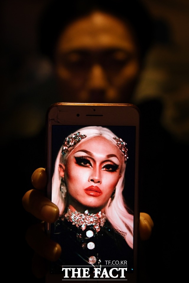 '드랙퀸' 쿠시아 디아멍은 "드랙은 내가 꿈꿔왔던 나의 모습"이라 말한다. 드랙퀸 쿠시아 디아멍이 무대 위에 올랐을 때의 자신을 들어 보이는 모습. /이태원=임영무 기자