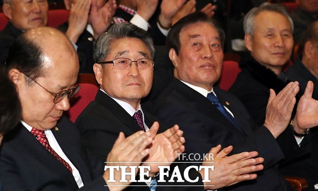 지난 8일 국회 의원회관에서 열린 '5·18 진상규명 대국민 공청회'에서 이종명(왼쪽) 의원과 극우 논객 지만원(왼쪽 두번째) 씨 등이 박수를 치고 있다. /뉴시스
