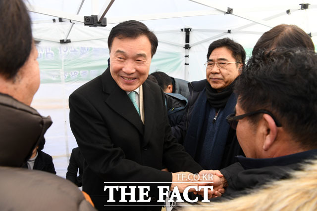 손학규 바른미래당 대표가 12일 오전 서울 여의도 국회의사당 앞 5·18  민중항쟁구속자회의 농성 천막을 방문해 인사를 하고 있다./남윤호 기자